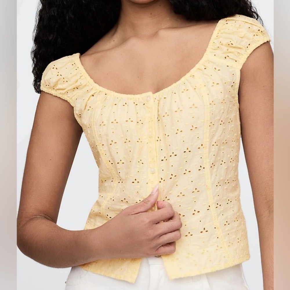 Gap eyelet top